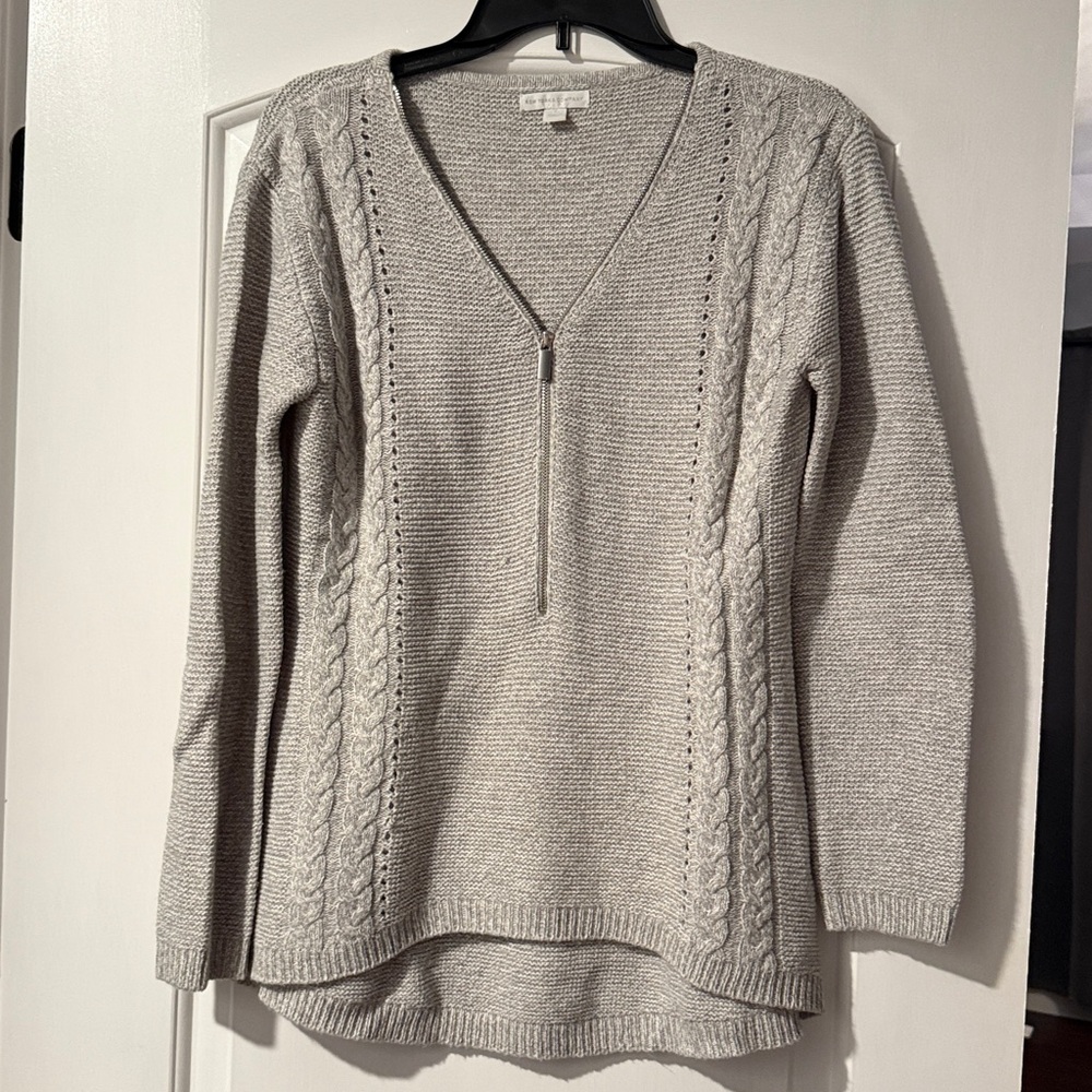 New York & Company Light Gray Knit Sweater